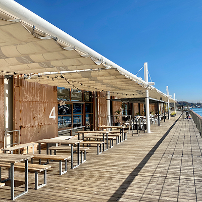 写真:海辺のテラス席