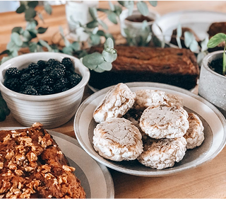 焼き菓子がお皿に盛られています