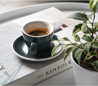 本の上にコーヒーが乗っています